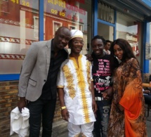 Cheikh Ndiaye de "Soleil le vent" pose avec zale Komé et Alain Djiboune les deux restaurateurs parisiens