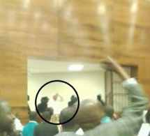 EXCLUSIF: Voici la premiére photo de Karim Wade dans la salle d’audience saluant ses militants