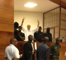 Karim Wade salue ses militants après le renvoi du procès à lundi