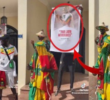 URGENT: Les supporters du Sénégal rend hommage a Pape Bouba Diop avant le match contre Equateur..