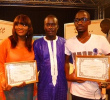Demba Guissé et TITI reçoivent leur diplôme de l'artiste révélation du mois des mains de Dj Makhou