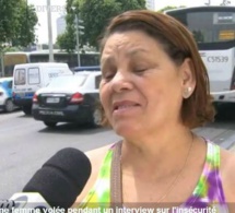 Vidéo: cette femme se fait voler son collier en pleine interview. Regardez