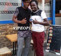 L'international Sénégalais Diafara Sakho en compagnie du gérant de Chez Alain