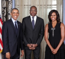 Le ministre des affaires étrangères Mankeur Ndiaye pose avec le couple Obama