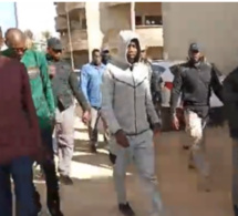 Procès : Attendu au Tribunal, Ousmane Sonko se montre… avec un ballon de foot (photos)
