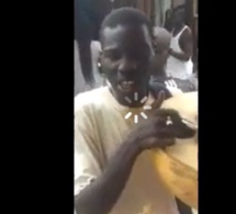 Vidéo-« Tassou » d’un griot qui clash Macky Sall et sa famille. Regardez