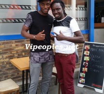 Le footballeur sénégalais Diafra Sakho, pensionnaire de West Ham Utd, au restaurant chez Alain à Paris