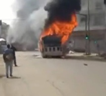 Après l’Auchan Mermoz, un bus de Dakar Dem Dikk brûlé (vidéo)