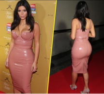 Kim Kardashian : comme une odeur de fétichisme pour la bimbo en latex!
