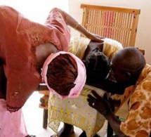 Une jeune fille « enceintée » par le pantalon de son petit ami Une jeune fille « enceintée » par le pantalon de son petit ami