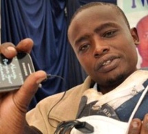 Photos: un africain invente des chaussures qui rechargent les téléphones portables. Regardez Photos: un africain invente des chaussures qui rechargent les téléphones portables. Regardez