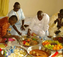 Le chanteur Pape Diouf et ses amis autour d'un succulent "berndel" à Touba