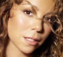 Mariah Carey perd sa chaussure et pleure en plein concert!