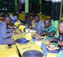 Video + images:Pape Diouf et son staff en mode diner à Mbindi Sigga avant la soirée "Rakajju show" de Mbodiéne