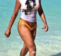 Qui est cette ministre qui se promène en bikini sur une plage ? C’est le buzz total. Regardez