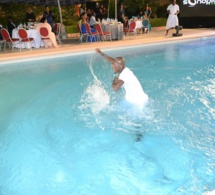 Le danseur de Pape Diouf termine sa course dans la piscine. Regardez