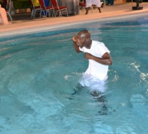 Vidéo: Quand le danseur de Pape Diouf termine sa course dans la piscine de Monotel de Nouakchott