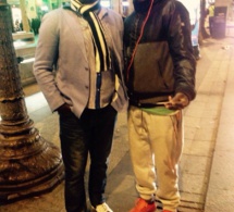 Salam Diallo pose avec son frère à Paris