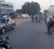 Vidéo: Un jeune Kaolackois manipule sa moto "jakarta" pour accueillir Pape DIOUF. Regardez 