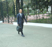 Après sa panne de son véhicule Souleymane Jules Diop se dirige résolument vers le palais...