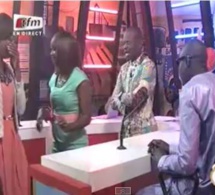 Video: Le chanteur non- voyant Ablaye Mbaye reconnait les gens en leur serrant la main