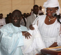 Le maire de Guédiawaye, Aliou Sall, recevant un cadeau de son adjointe, Néné Fatoumata Tall