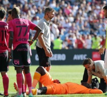 Football : Nicolas Jackson et Ismaïla Sarr rugissent, Mory Diaw évacué sur civière après un pétard qui a explosé sur son pied