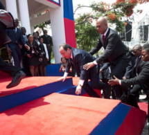 Humilié par les élèves et étudiants haïtiens, Hollande tremble et tombe sur le tapis rouge