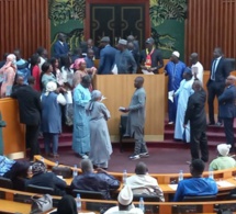 Tensions à l'Assemblée nationale : Les députés de l'opposition contestent l'interdiction de poser des questions