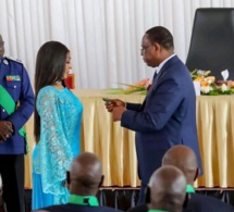 Youssou Ndour, Viviane, Mbaye Dieye Faye, élevés au grade d'Officier de l'Ordre national du Lion