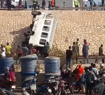 Accident spectaculaire: Un car "Ndiaga Ndiaye" se renverse sur l'autoroute à péage à hauteur de Technopole de Pikine