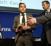 Arrestation du comédien qui a lancé des faux billets sur Sepp Blatter