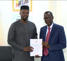 Photos : Remise du pré-Rapport de la Commission ad hoc chargée du contrôle et de la vérification des titres et…