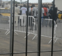 Vidéo- Une femme tabasse des policiers à l’aéroport de Dakar