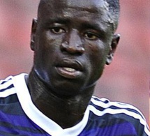 Video: Le père du footballeur Cheikhou Kouyaté demande à son fils de donner un coup de tête à un joueur…à mourir de rire.Regardez