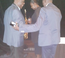 Le journaliste Johnson mbengue raccompagnant le roi de la makossa Manu Dibango après sa prestation, dans la soirée d'hier, à l'hôtel Sheraton de Montréal.