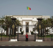 Un homme qui voulait s'immoler par le feu devant les grilles du palais sauvé de justesse