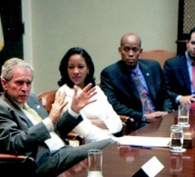 Léna Sène en séance de travail avec George W. Bush