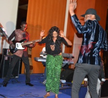Serigne Mboup fait son show à la soirée de Viviane à Anvers.