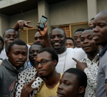 Akon inaugure le premier terrain de foot d’Afrique éclairé par les mouvements des joueurs au Nigeria