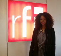 Adiouza dans les studios de RFI pour faire la promo de son actualité musicale