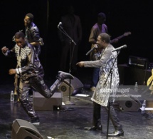 Quand Youssou Ndour se livre à une danse endiablée Quand Youssou Ndour se livre à une danse endiablée