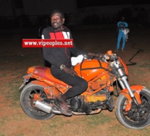 Arrêt sur image: Baye Fall de "WIRI WIRI" sur sa moto. Arrêt sur image: Baye Fall de "WIRI WIRI" sur sa moto.