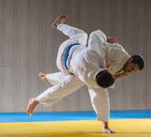 Comment le travail des pieds en judo, aide à éviter le contre
