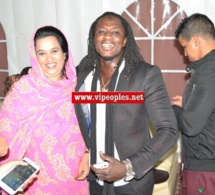 Pape Birahim pose avec une fans Mauritanienne.