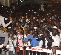 Concert explosif à la Cité Claudel Pape Diouf ravit la vedette et chauffe les étudiantes.