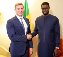 Coopération Sénégal–États-Unis : Bassirou Diomaye Faye échange avec le Sous-secrétaire d’État Jacob Helberg, à Abidjan