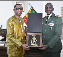 En prélude de la soirée de Gala des Armées : le général d’armée Mbaye CISSÉ, CEMGA, a reçu en audience le grand artiste Youssou NDOUR au camp Dial Diop, ce 26 décembre