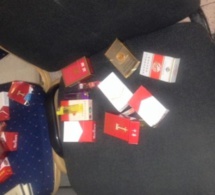 GRAND THEATRE : Paquets de cigarettes et briquets laissés à la porte jusqu’à la …
