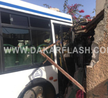 Accident à Pikine rue 10: Un bus tata rentre dans une maison, la façade s'écroule